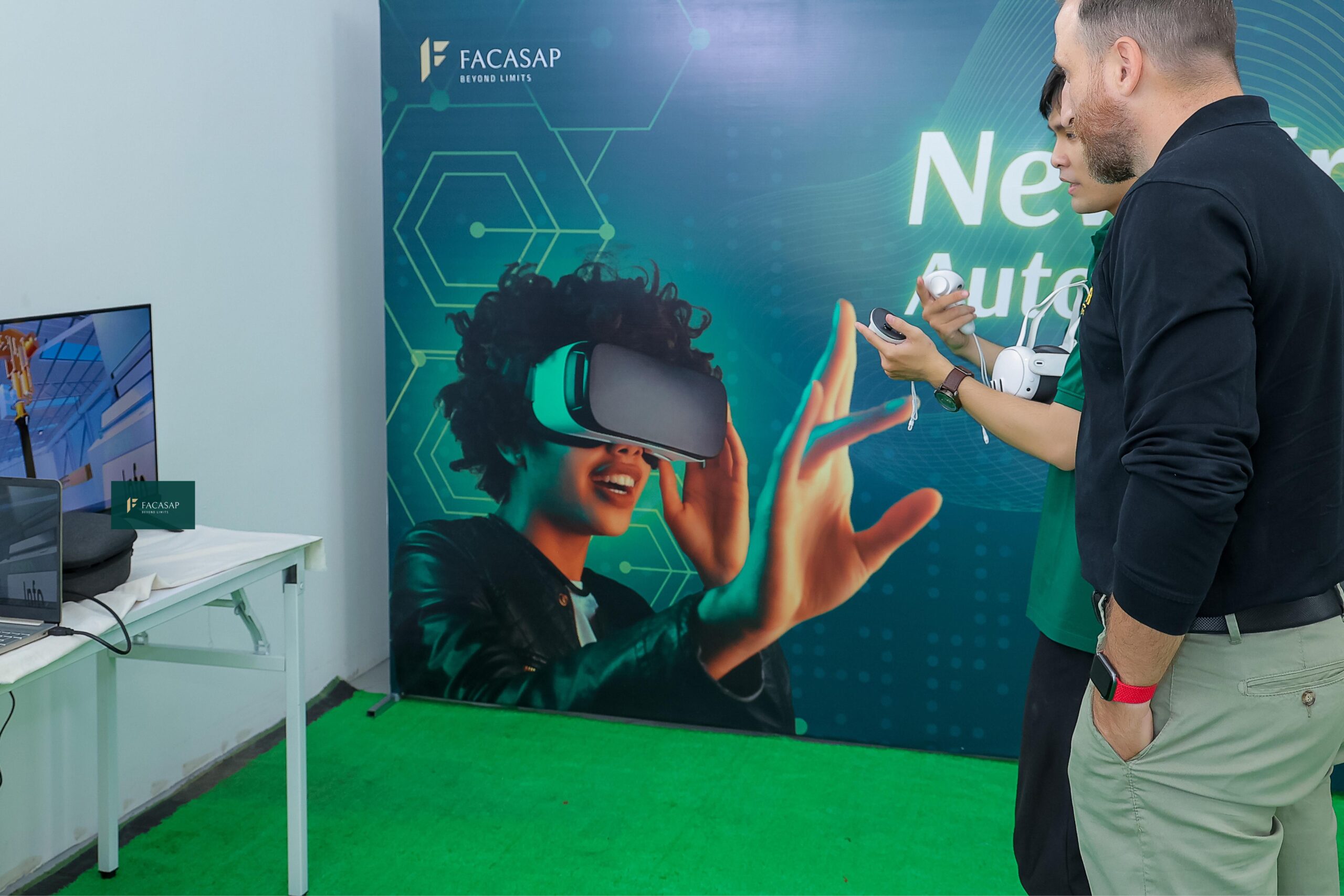 Nhân sự Facasap hướng dẫn khách mời trải nghiệm VR